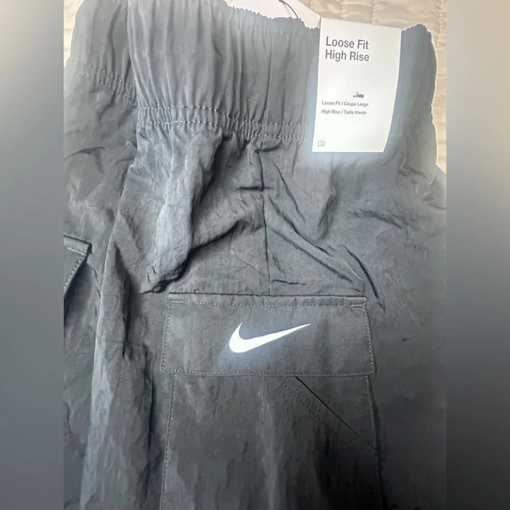 Nike Essential Woven High Rise Cargo Shorts Size Small NWTs